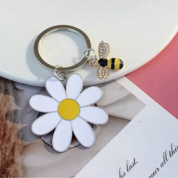 White Daisy Keychain with 🐝Bee Charm Cute bag candy - Picture 6 of 6
